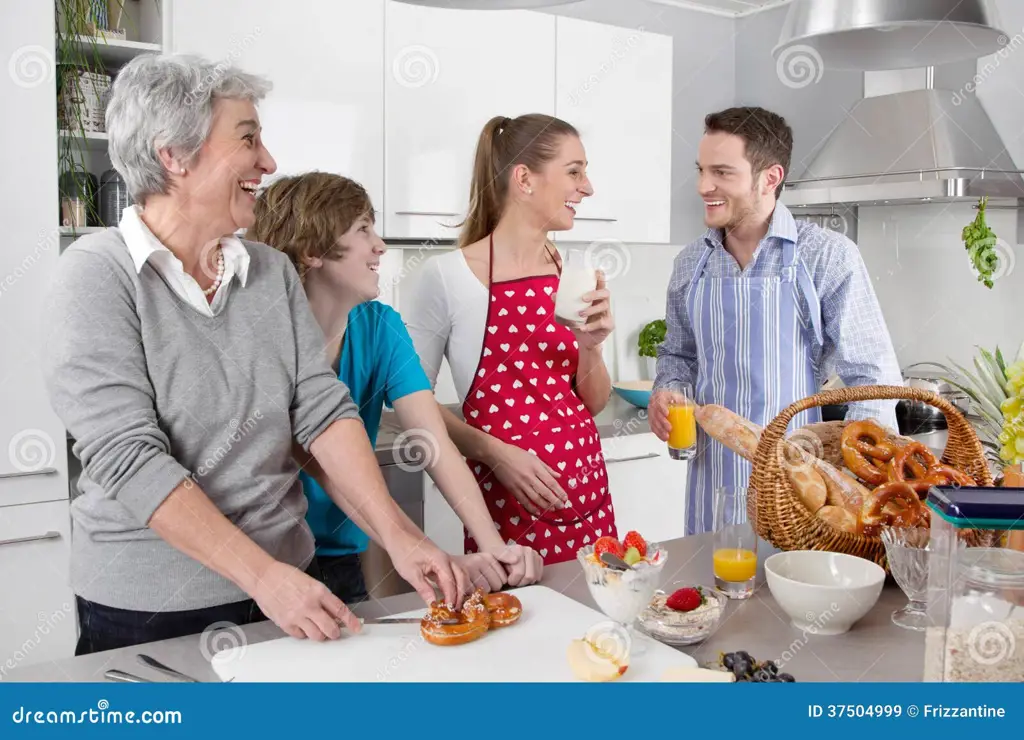 Gambar keluarga yang bahagia memasak bersama