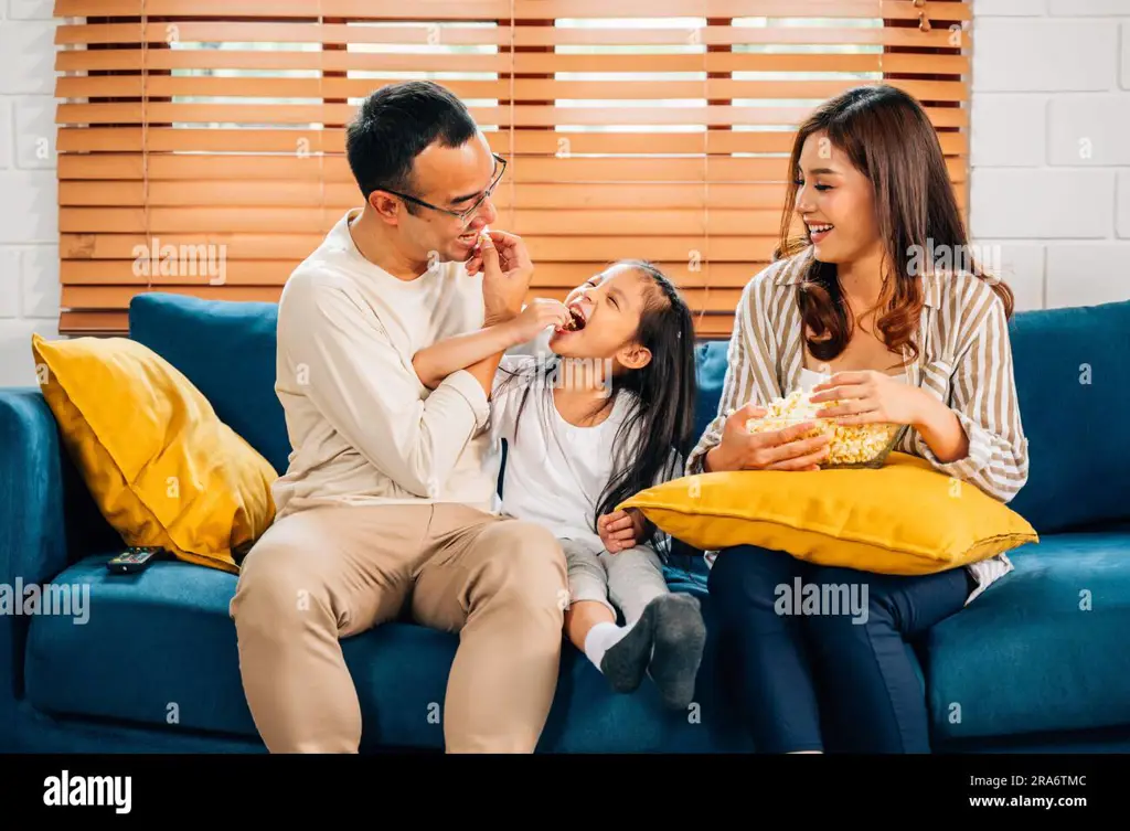 Keluarga bahagia menonton film bersama