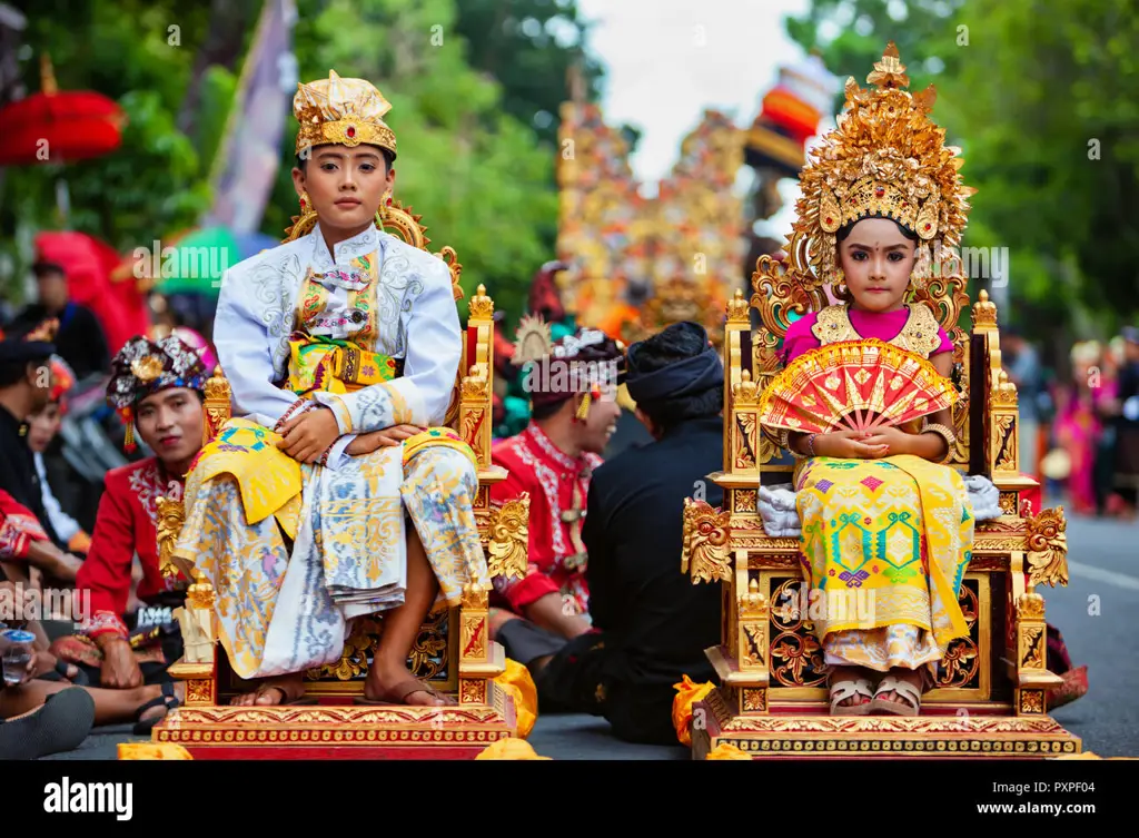 Sebuah keluarga Indonesia yang sedang berinteraksi dengan hangat.