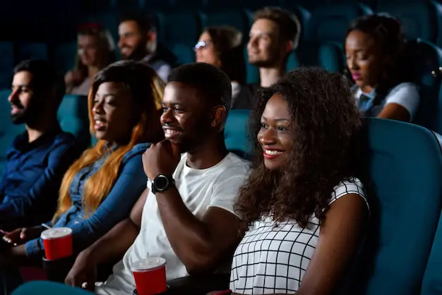 Keluarga sedang menonton film bersama-sama dengan nyaman