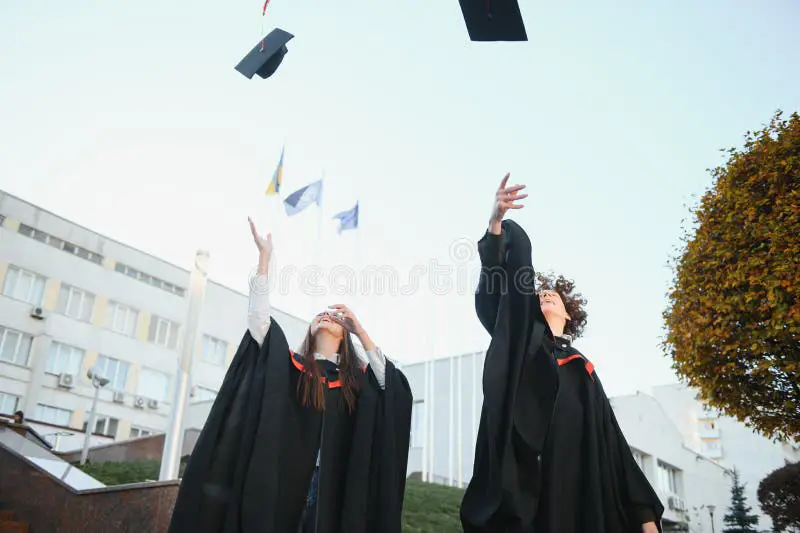 Gambar siswa lulusan yang bahagia