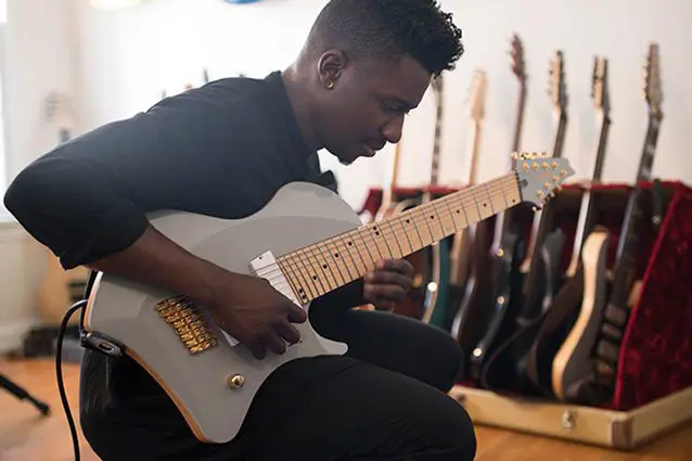 Tosin Abasi sedang bermain gitar