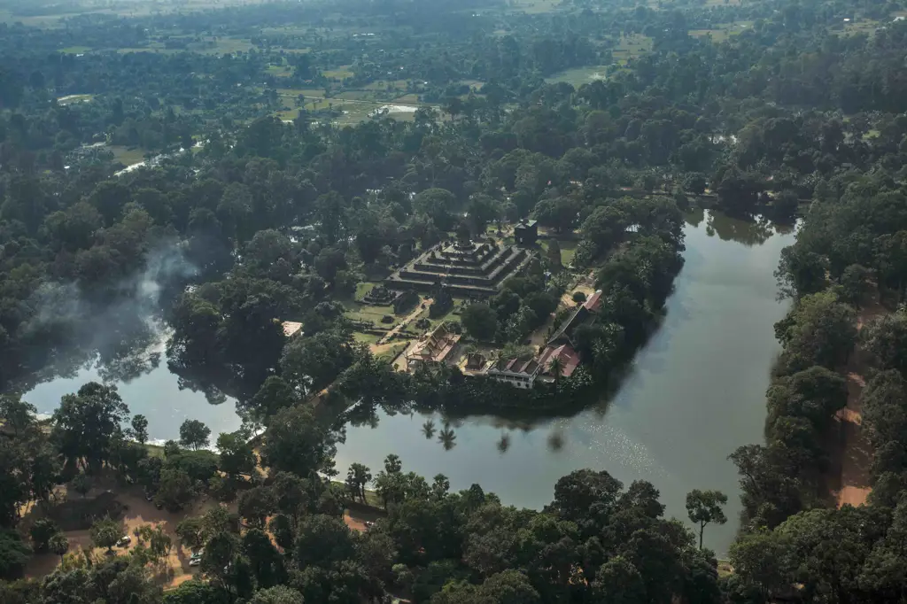 Candi Angkor Wat yang megah di Kamboja