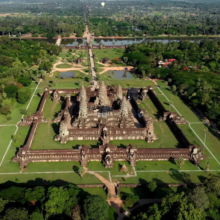 Arsitektur candi Angkor Wat yang megah