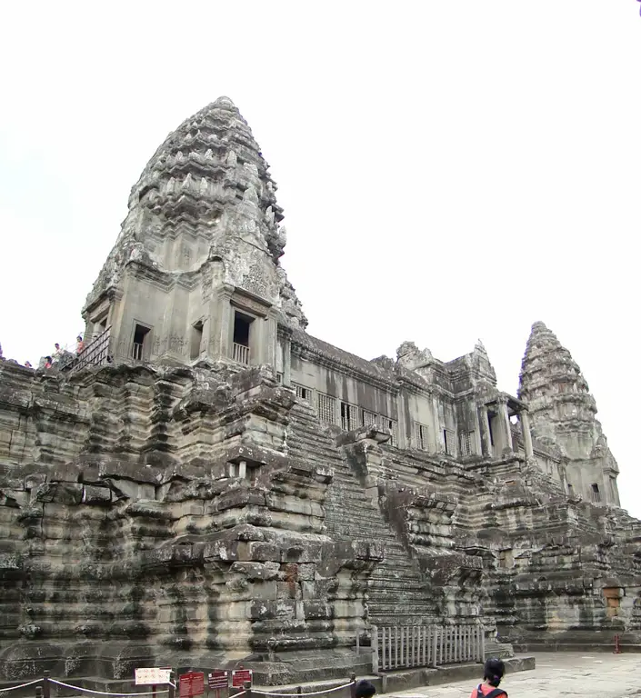 Candi Angkor Wat yang megah di Kamboja