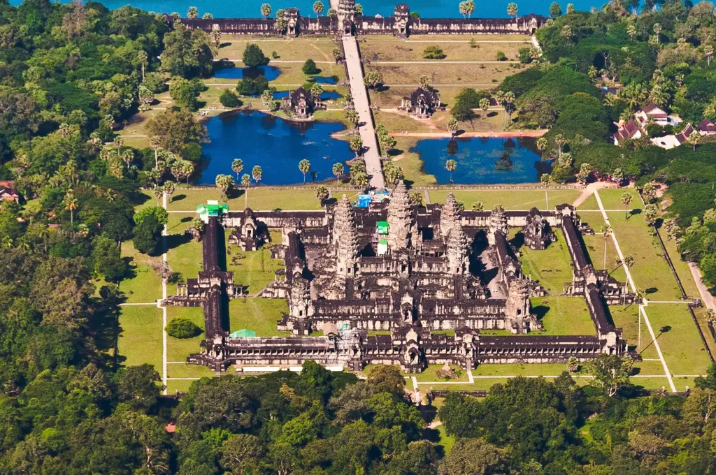 Candi Angkor Wat yang megah di Kamboja