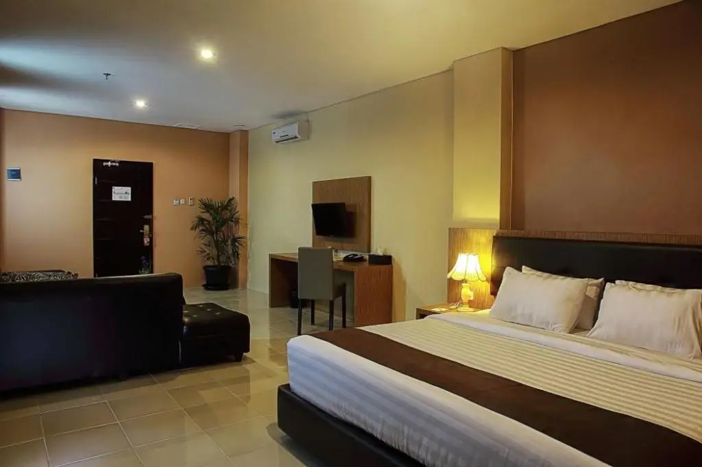 Foto eksterior Hotel Asoka Bandar Lampung yang megah dan modern.