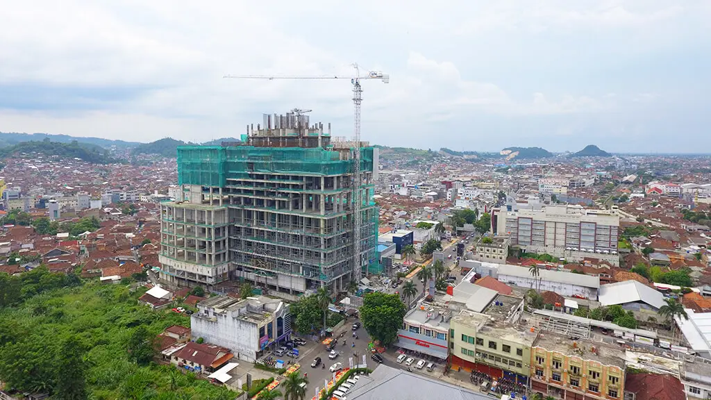 Tampak luar Hotel Grand Mercure Bandar Lampung yang megah dan modern.