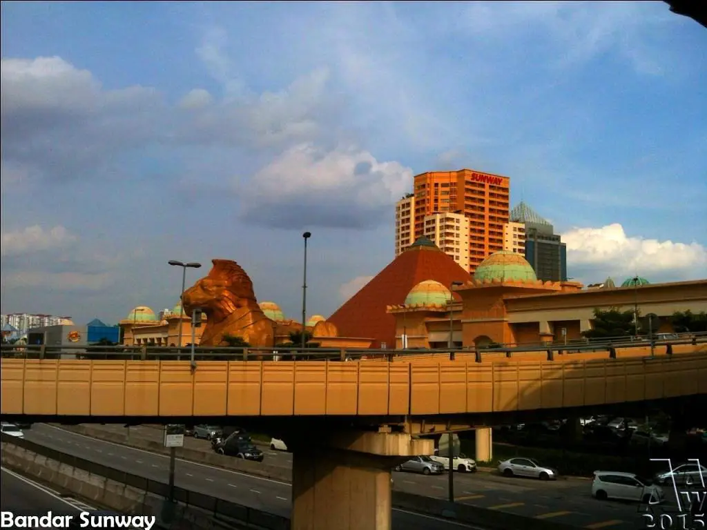 Pusat perbelanjaan Sunway Pyramid yang megah di Bandar Sunway