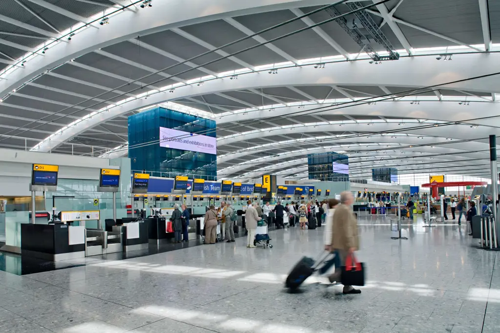 Gambar Terminal 5 Bandara Heathrow yang modern dan megah