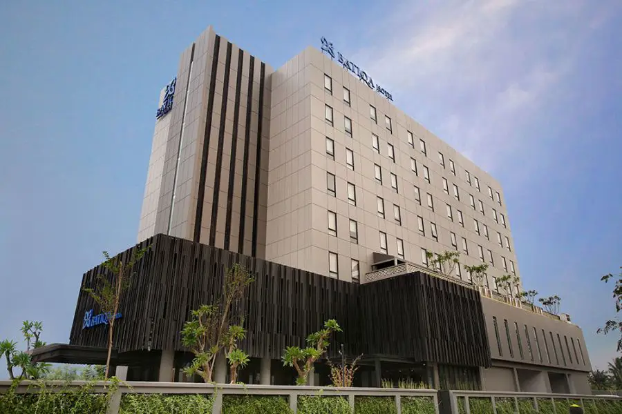 Foto eksterior Batiqa Hotel Lampung yang modern dan megah