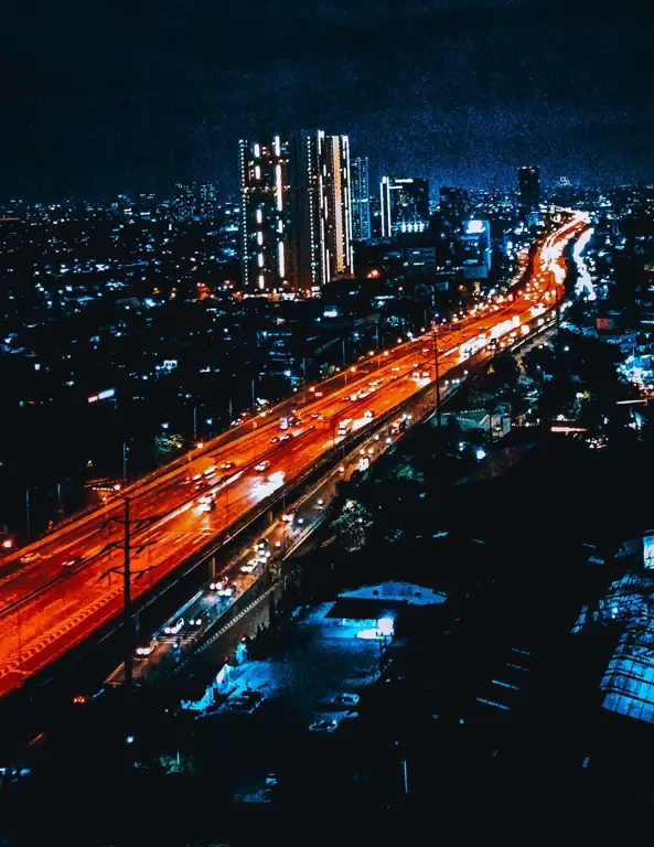 Pemandangan kota Jakarta di malam hari yang mewah