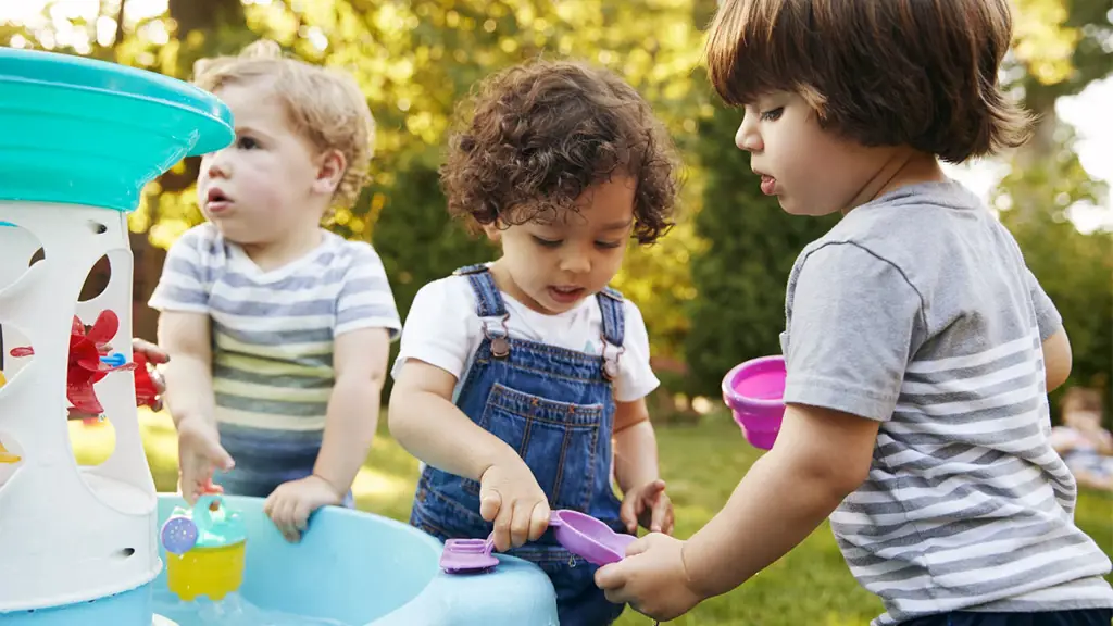 Foto anak-anak bermain bersama di masa kecil