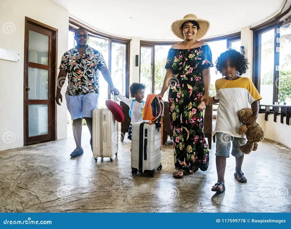 Keluarga bahagia menginap di homestay