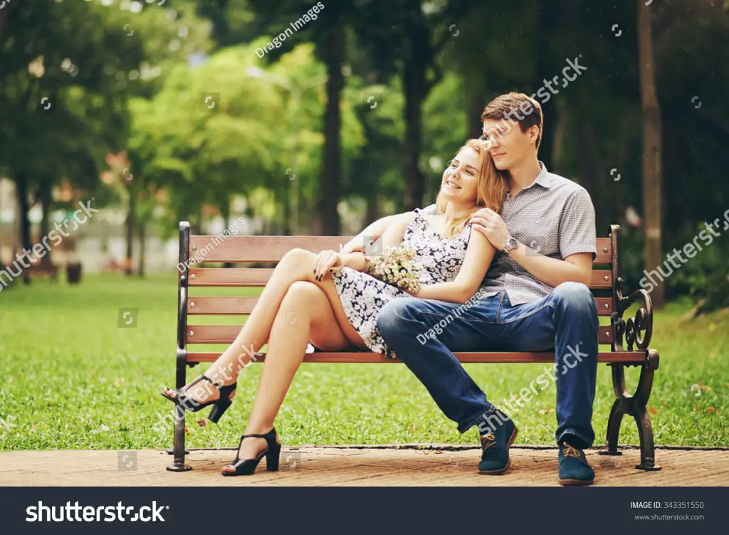 Kencan Romantis di Taman Pasangan anime duduk di bangku taman, menikmati pemandangan sekitar.