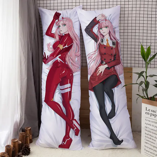 Seorang penggemar memeluk bantal waifu anime kesayangannya