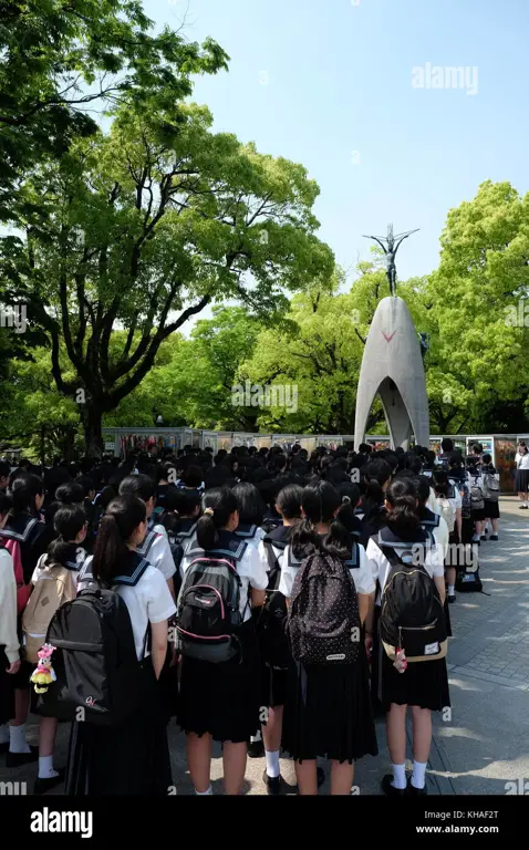 Anak-anak Jepang menyanyikan lagu anak-anak