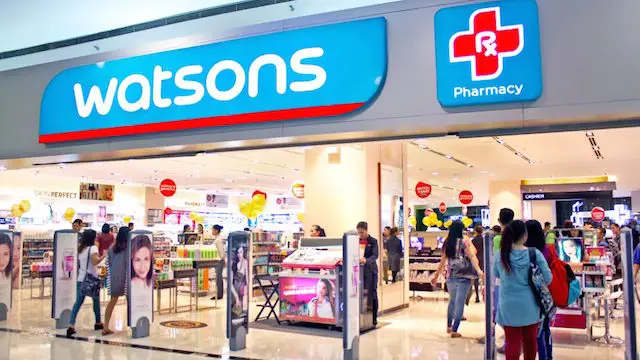 Pelanggan yang puas berbelanja di toko Watson