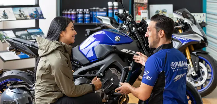 Pelanggan yang bahagia dengan motor Yamaha barunya