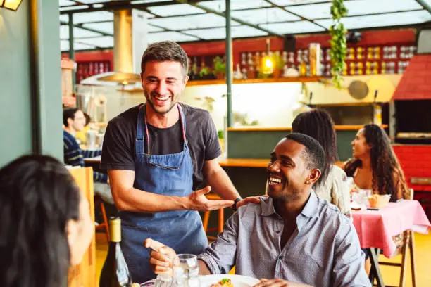 Gambar pelanggan yang bahagia menikmati makanan di restoran Delico