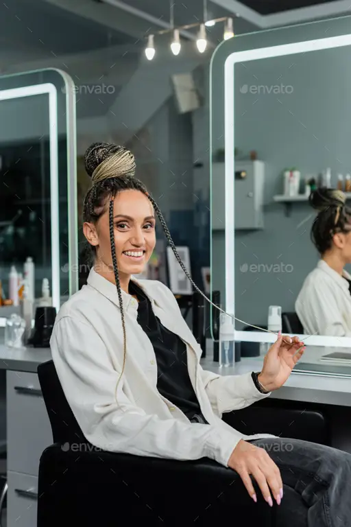 Pelanggan yang puas setelah perawatan di salon kecantikan