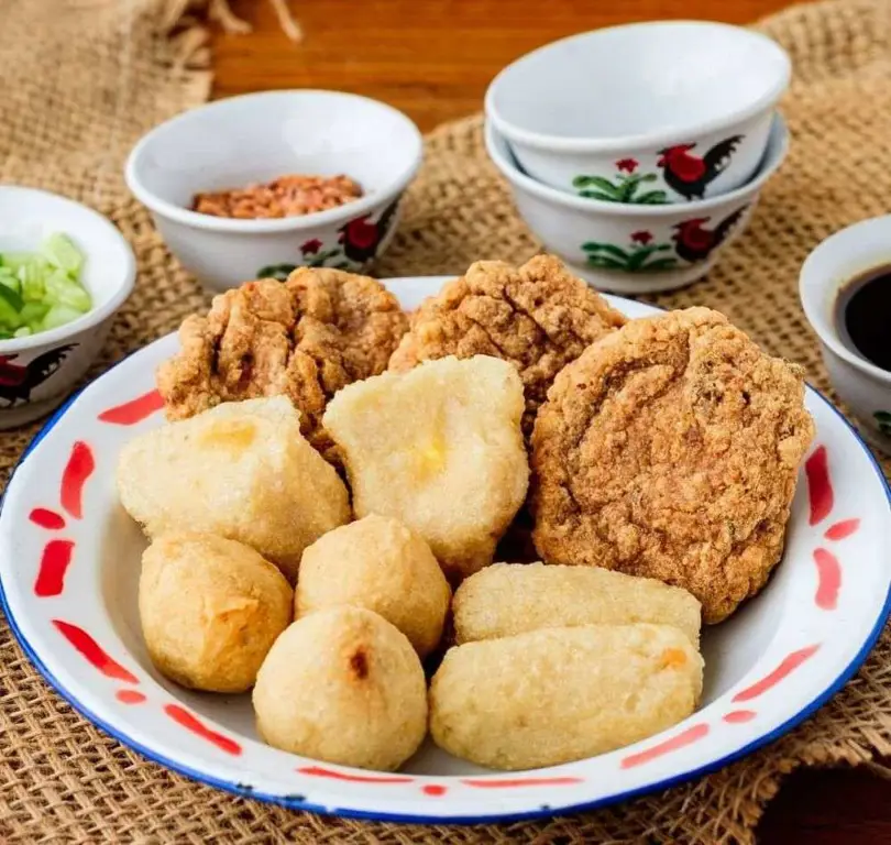 Pelanggan yang puas menikmati pempek
