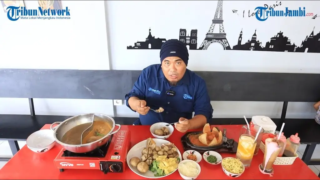 Pelanggan yang menikmati Bakso Lava