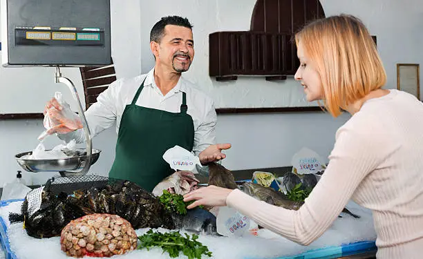 Pelanggan yang bahagia menikmati hidangan seafood di Bandar Djakarta