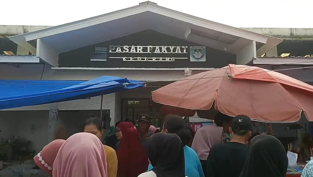 Suasana pasar tradisional di Tanjung Senang