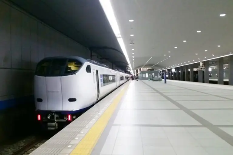 Kereta Haruka Express di Stasiun KIX