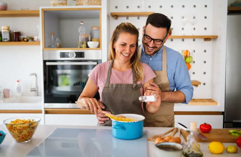 Pasangan memasak bersama