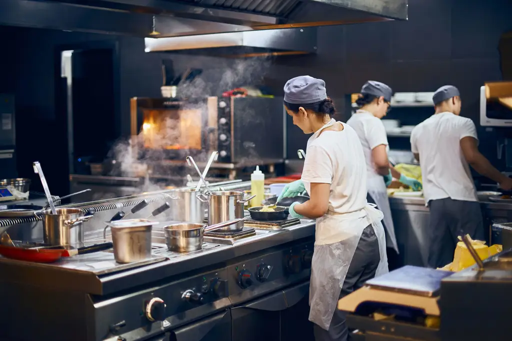 Foto staf dapur hotel bekerja sama