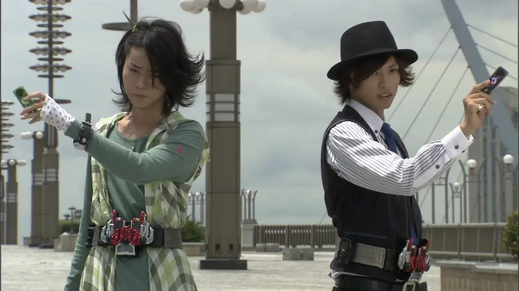 Kerjasama duo Kamen Rider Shotaro dan Philip sebagai Kamen Rider Double