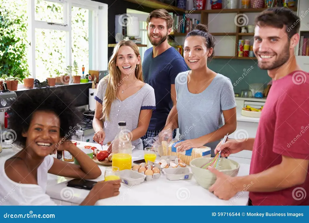 Sekelompok teman sedang memasak bersama