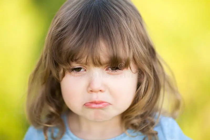 Gambar seorang anak yang tampak sedih dan tertekan