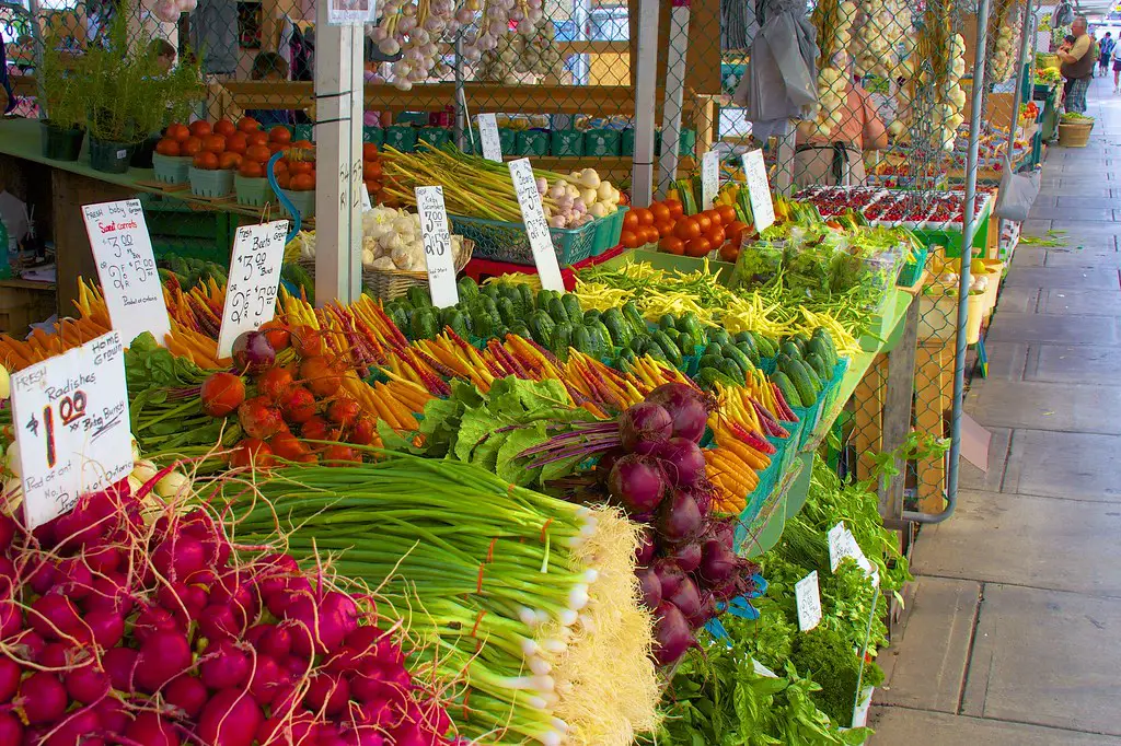 Aneka sayuran dan buah-buahan segar di Pasar Way Kandis