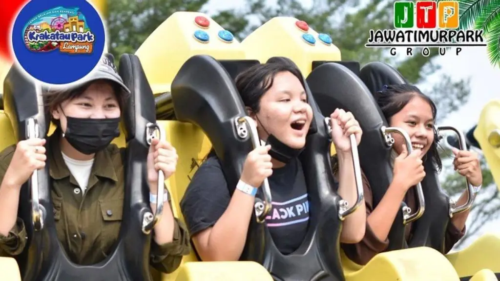 Foto keluarga sedang bermain di taman rekreasi