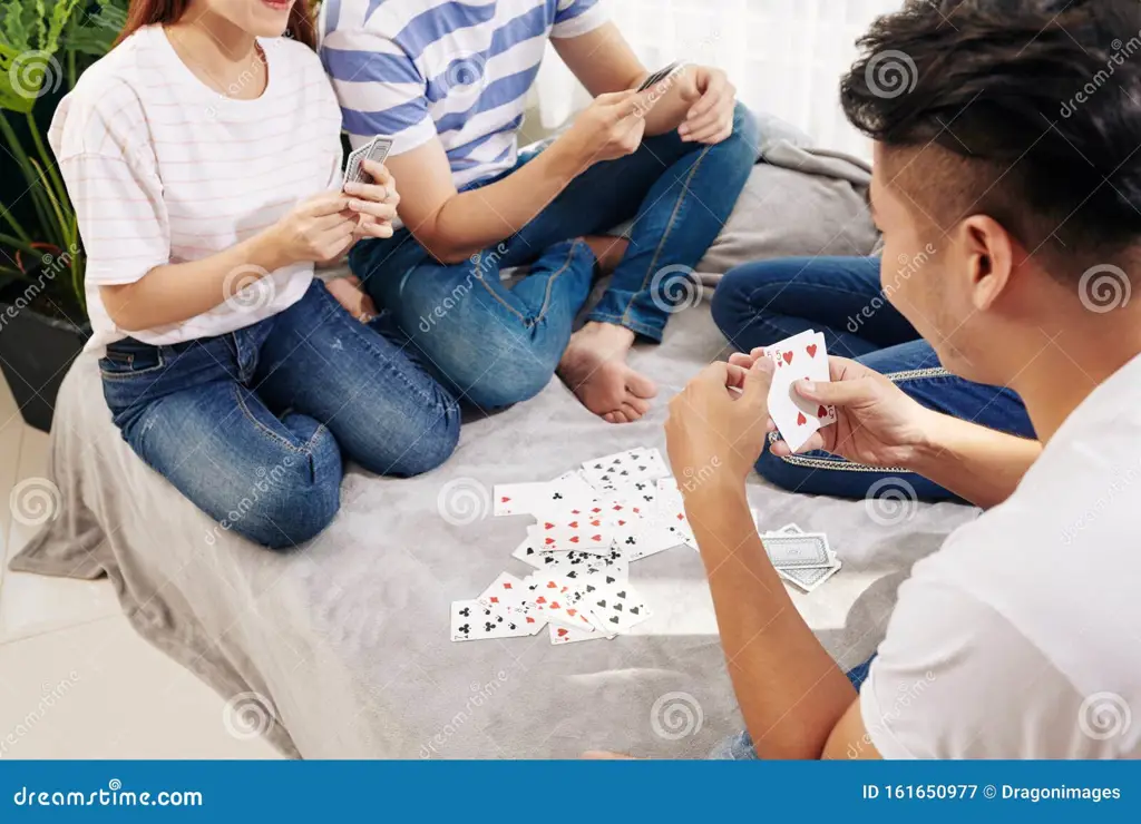 Orang-orang bermain kartu domino qq dengan gembira