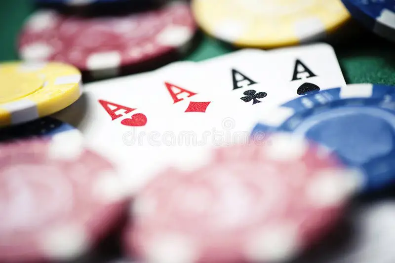 Keripik dan kartu poker di atas meja