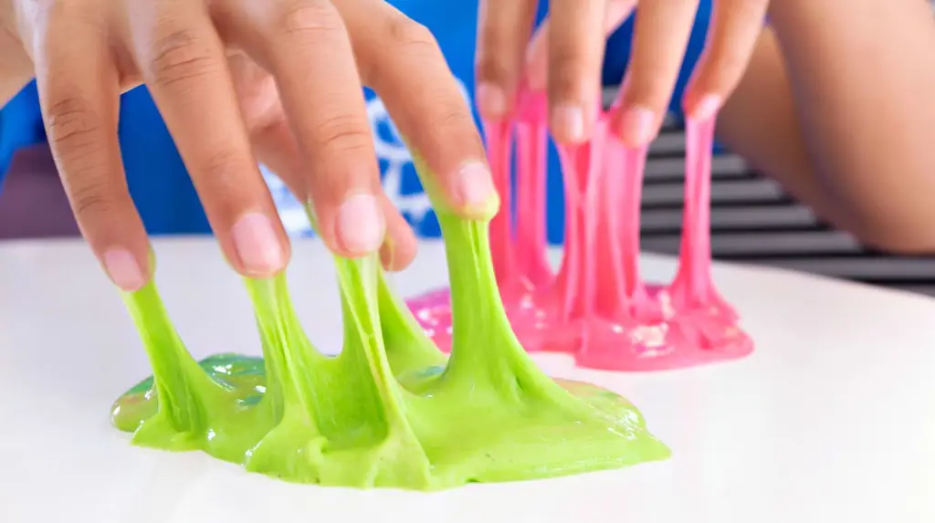 Anak-anak bermain slime dengan gembira