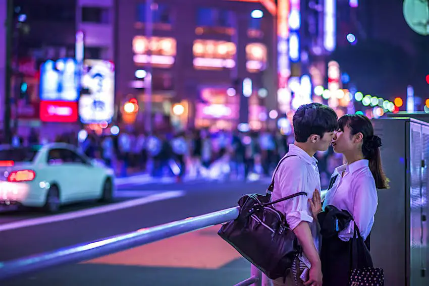 Adegan romantis ala Jepang yang menggambarkan kesetiaan dan cinta