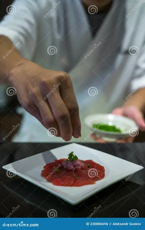 Koki sedang mempersiapkan Sashimi