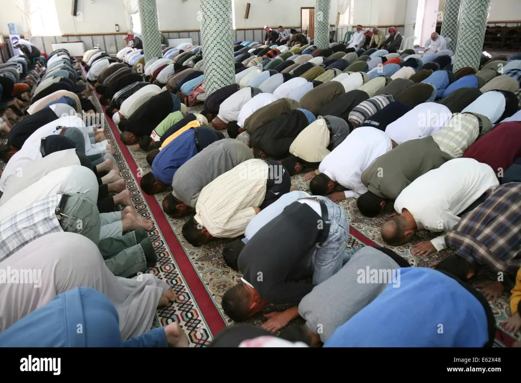 Gambar jamaah sholat di masjid