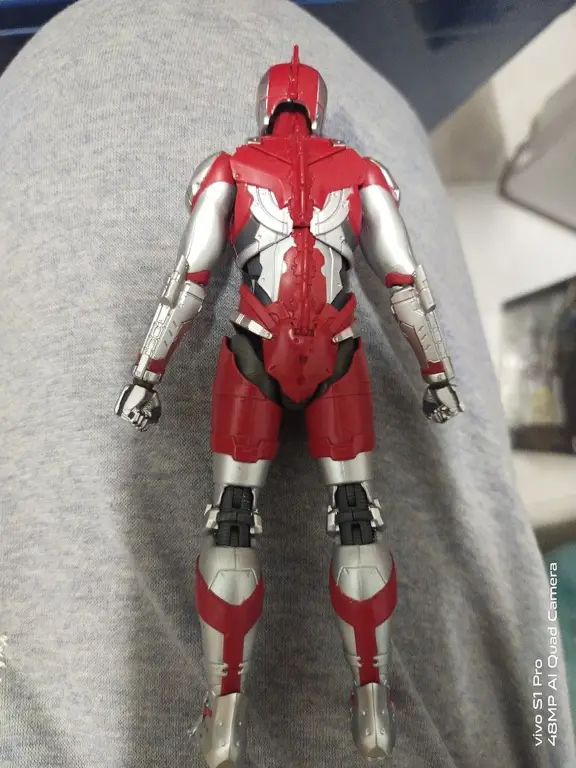 Gambar berbagai pose figure SHF Ultraman The Animation