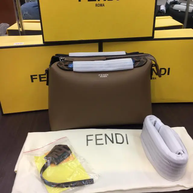 Detail jahitan dan material tas Fendi BTW yang berkualitas tinggi