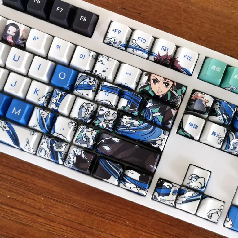 Keyboard MIDI untuk memainkan musik anime