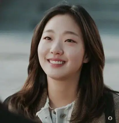 Kim Go Eun sebagai Ji Eun Tak