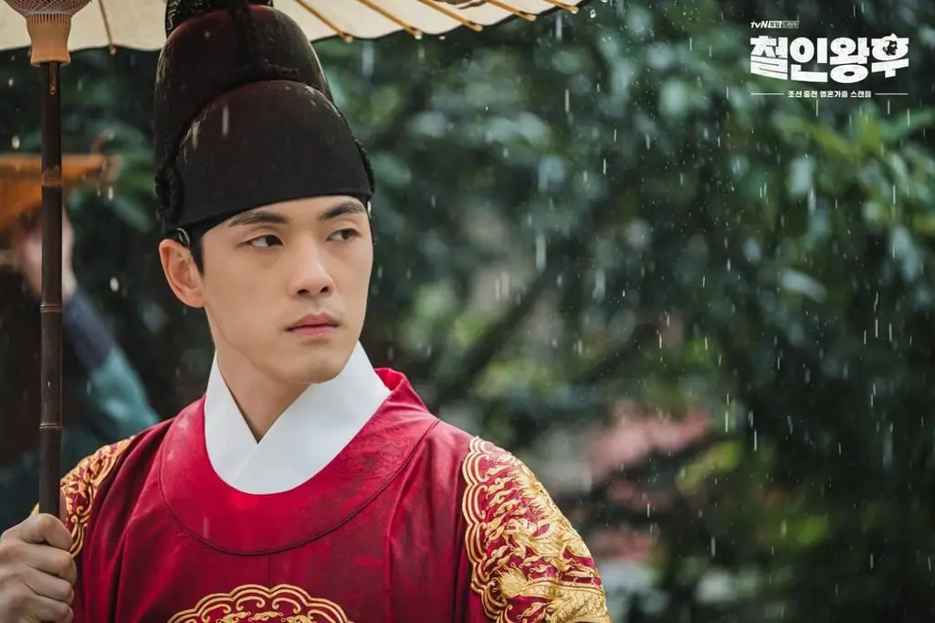 Kim Jung Hyun sebagai Raja Cheoljong dalam drama Mr. Queen