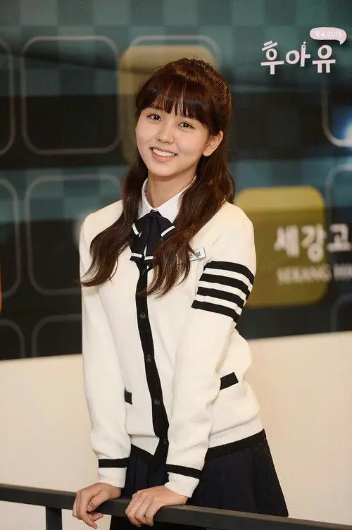 Kim So-hyun sebagai pemeran utama di drama Who Are You School 2015