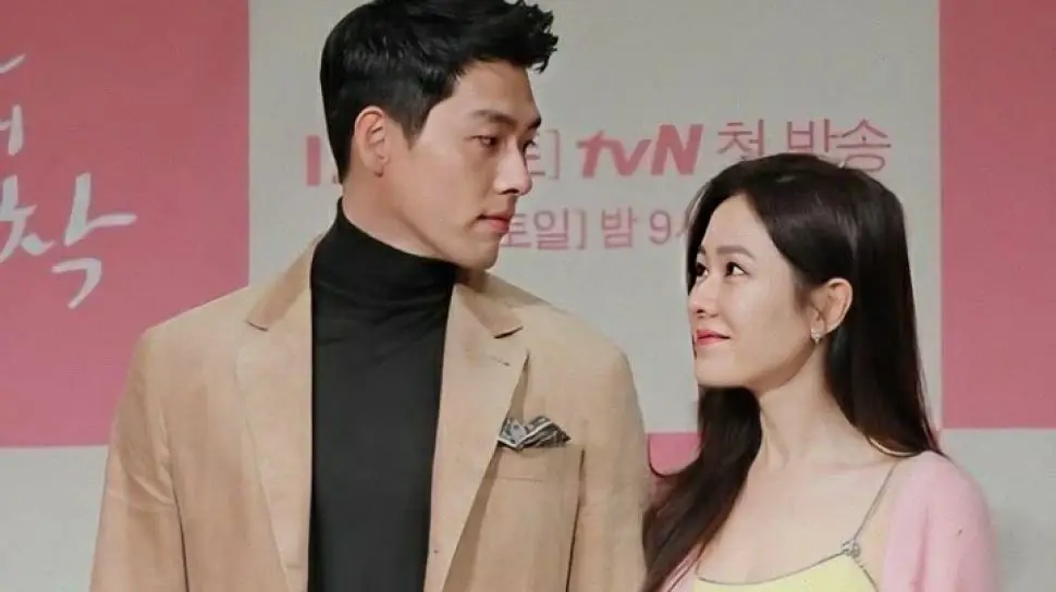 Foto Hyun Bin dan Son Ye Jin dalam adegan CLOY